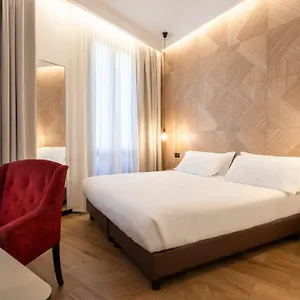 Hotell London, Milano